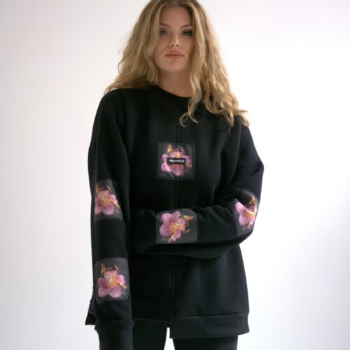 CZARNA BLUZA W PŁONĄCE KWIATY