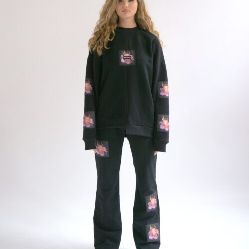 CZARNA BLUZA W PŁONĄCE KWIATY