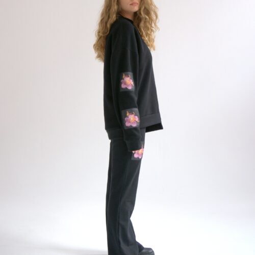 CZARNA BLUZA W PŁONĄCE KWIATY