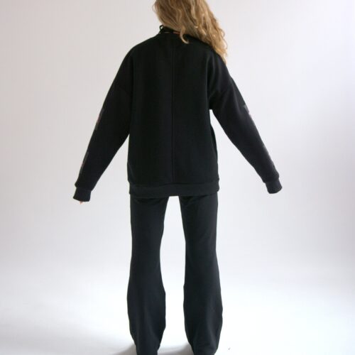 CZARNA BLUZA W PŁONĄCE KWIATY