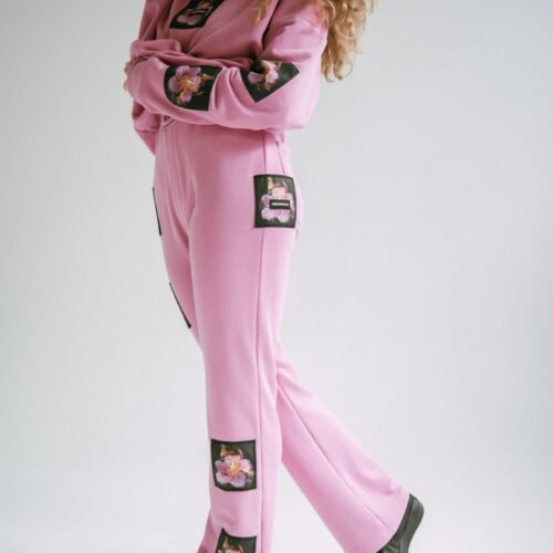 RÓŻOWE DZWONY W PŁONĄCE KWIATY