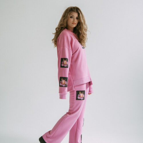 RÓŻOWE DZWONY W PŁONĄCE KWIATY