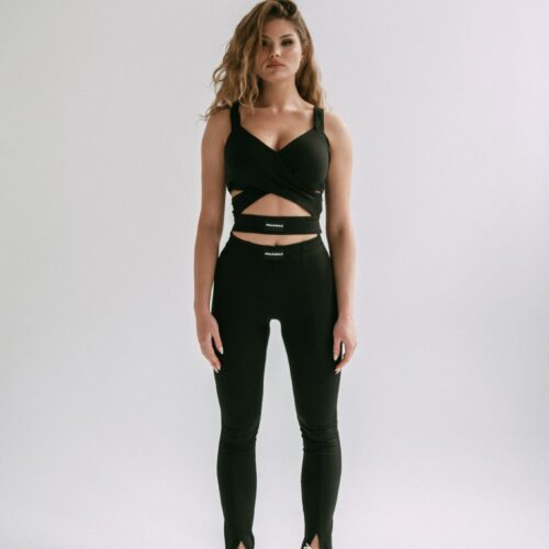 CZARNY TOP Z WYCIĘCIAMI