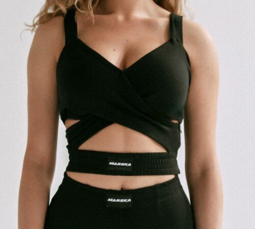 CZARNY TOP Z WYCIĘCIAMI