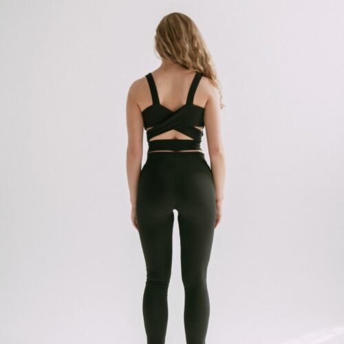 CZARNY TOP Z WYCIĘCIAMI