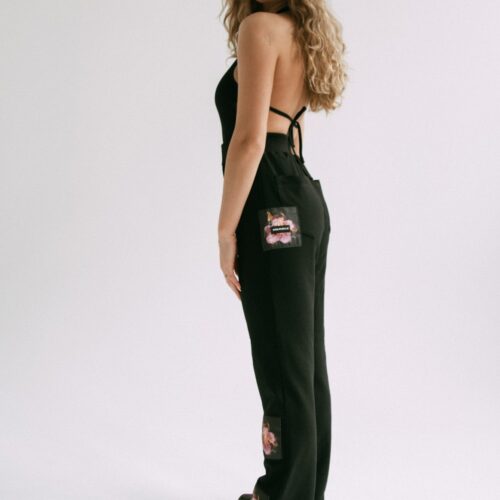 CZARNE DZWONY W PŁONĄCE KWIATY