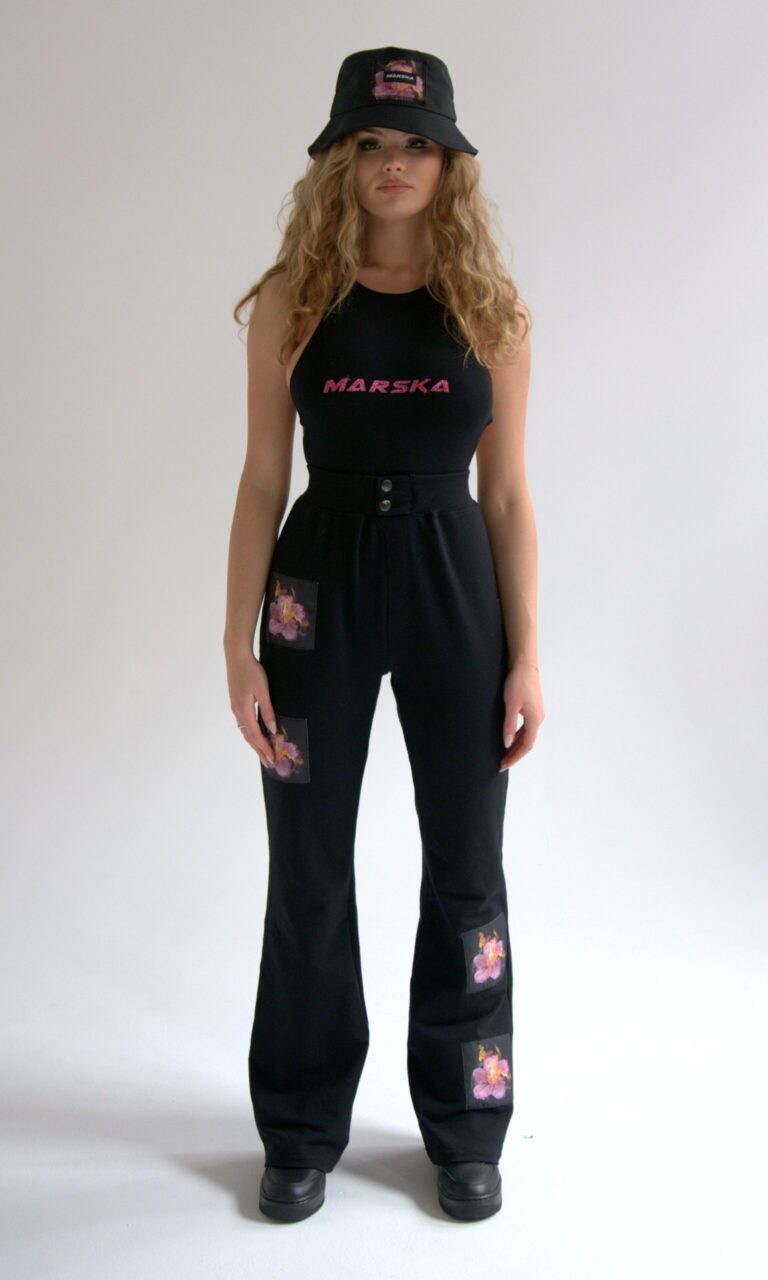 CZARNE DZWONY W PŁONĄCE KWIATY CZARNE DZWONY W PŁONĄCE KWIATY