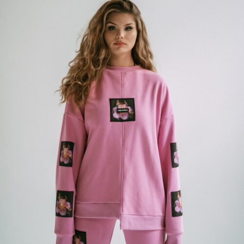 RÓŻOWA BLUZA W PŁONĄCE KWIATY