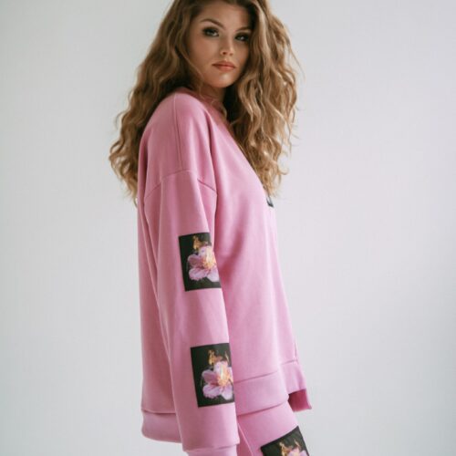 RÓŻOWA BLUZA W PŁONĄCE KWIATY