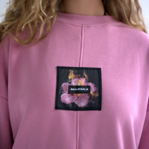 RÓŻOWA BLUZA W PŁONĄCE KWIATY