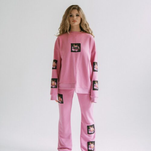 RÓŻOWA BLUZA W PŁONĄCE KWIATY