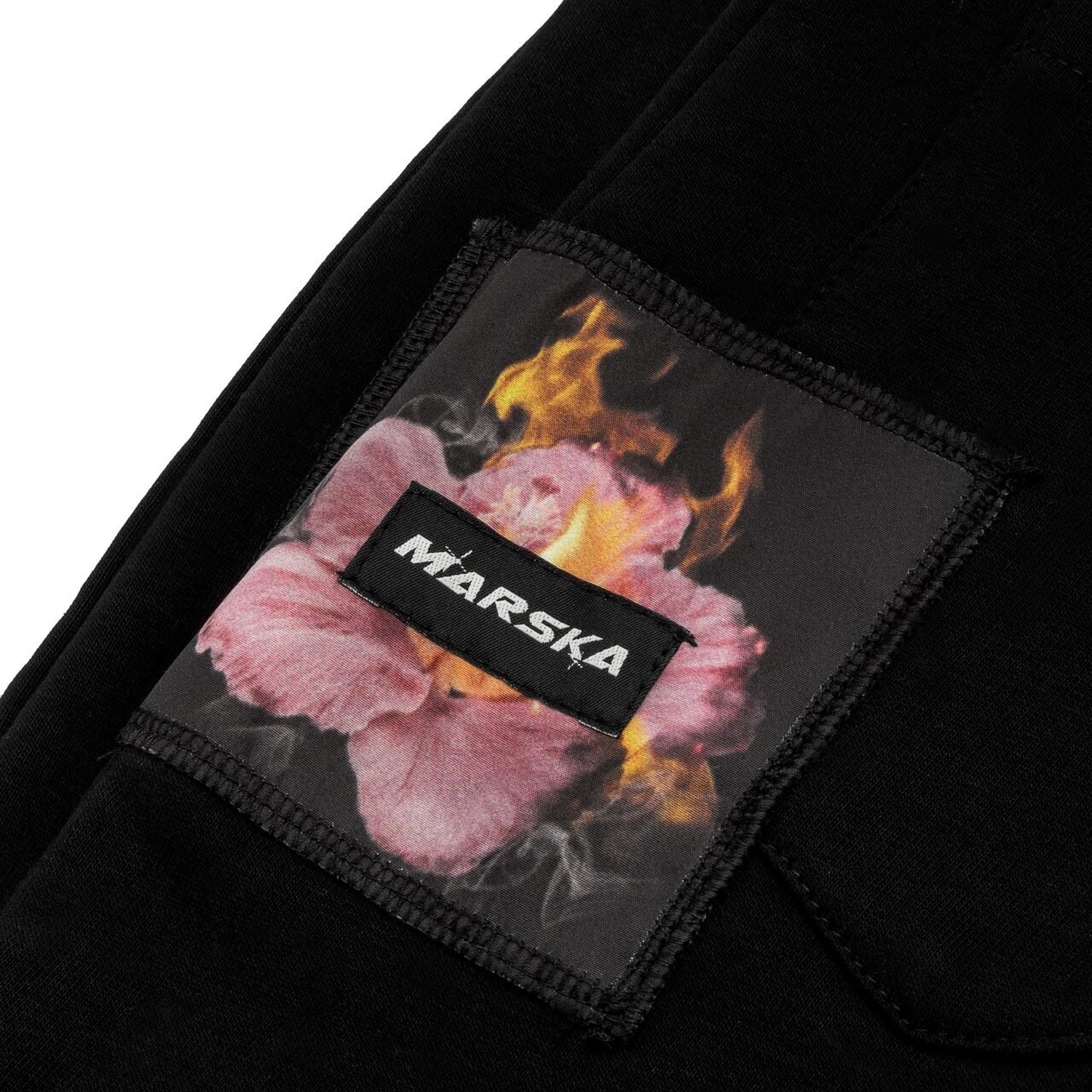 CZARNE DZWONY W PŁONĄCE KWIATY CZARNE DZWONY W PŁONĄCE KWIATY